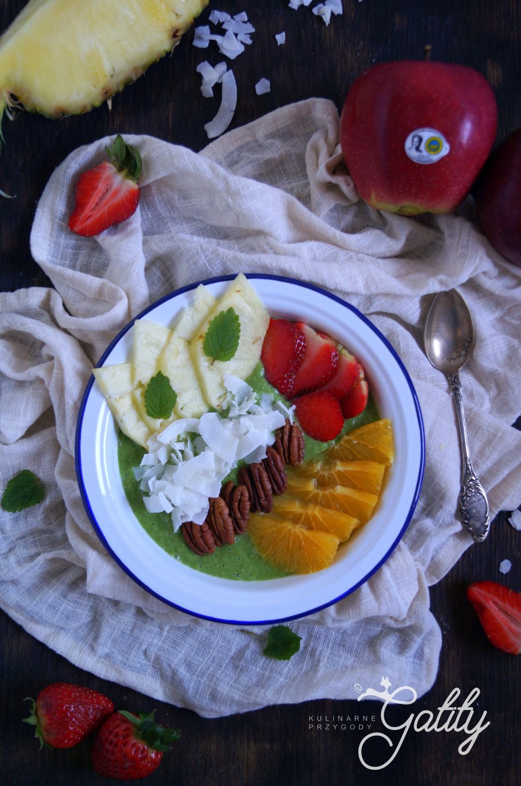 Jabłkowe smoothie bowl z truskawkami