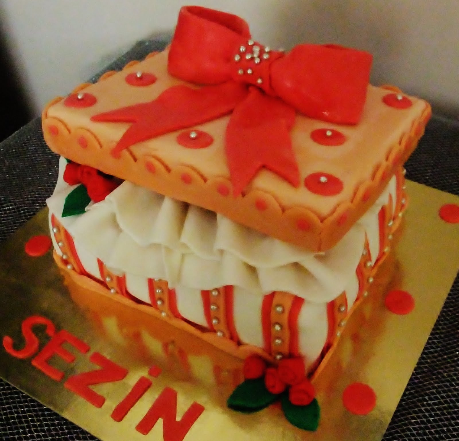 İpek Butik Pasta ,Çikolata ve Kurabiye hediye paketi pasta {gift box cake}