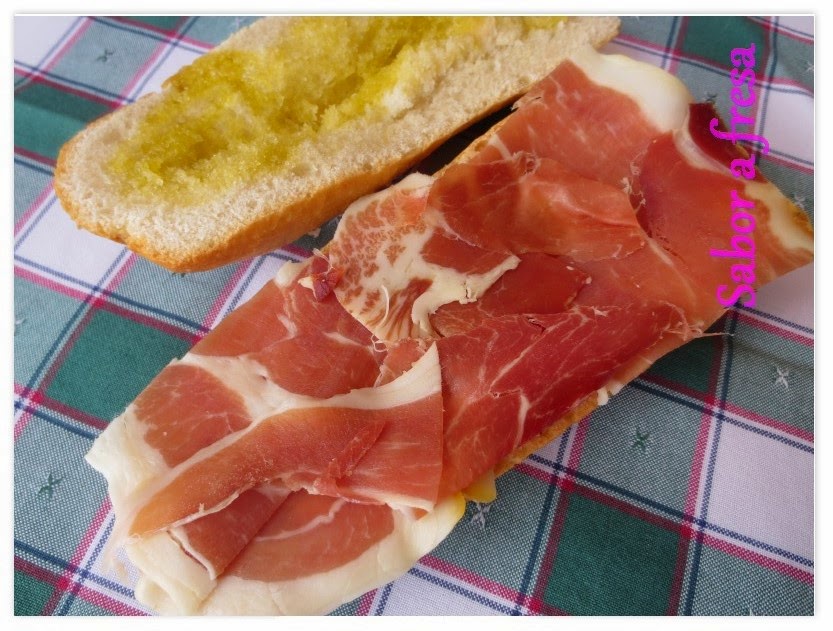 habeis probado una rebanada de pan con jamon serrano fino y aceite de oliva?