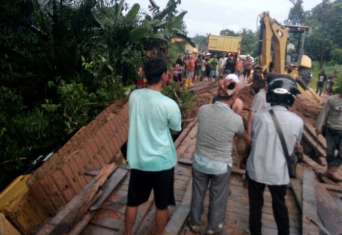 Jembatan Pekawai di Sekadau Patah, Alat Berat Exavator Terguling Ke Sungai