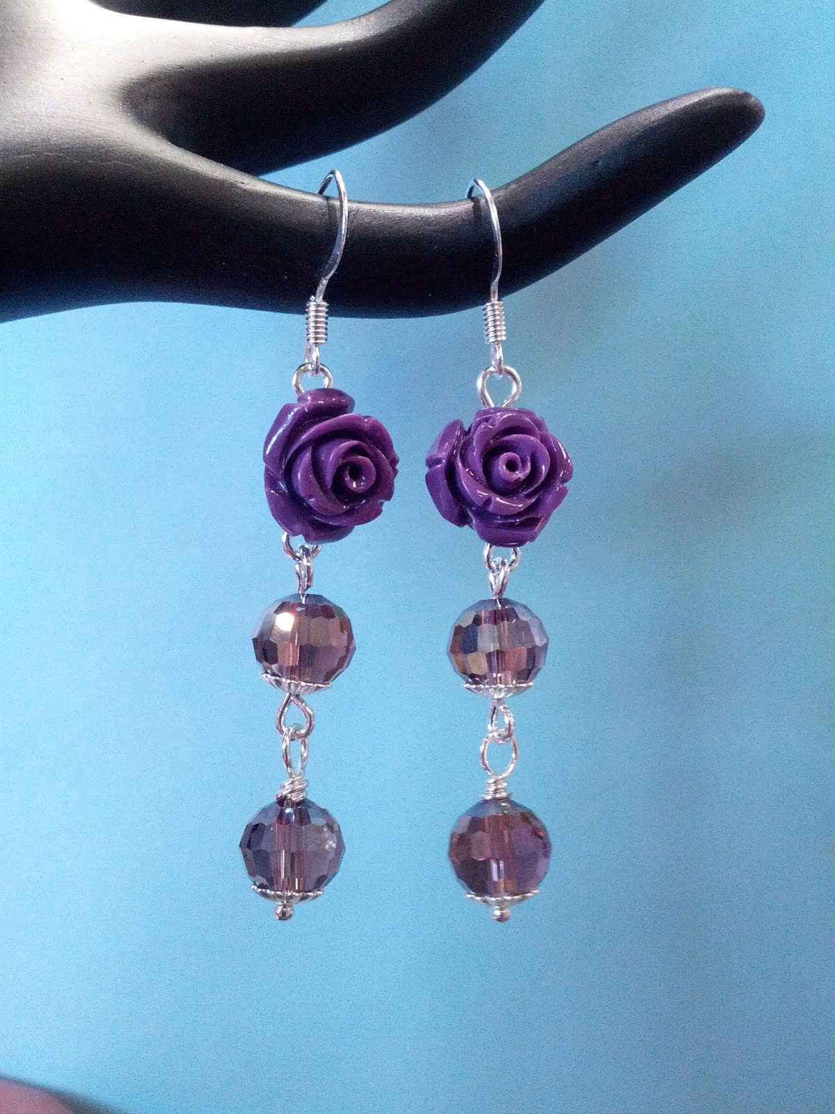 Серьги парящий куб. Серьги с полыми бусинами. Серьги 3368935мс. Длинные серьги с бусинами. Серьги висячие atoll jewelry.