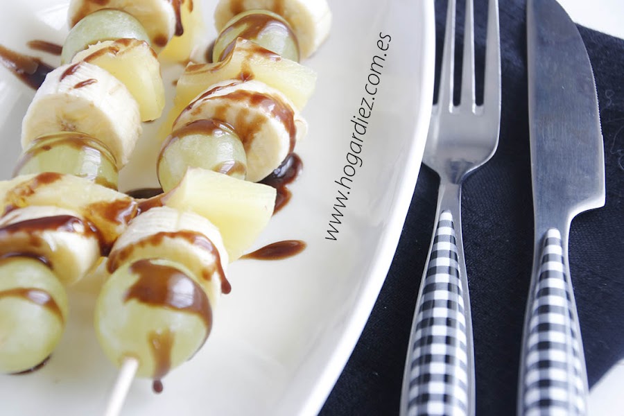 Brochetas de frutas con sirope de piña