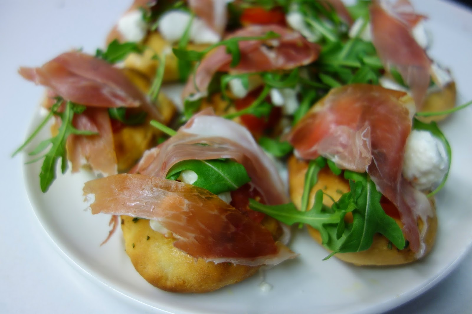 Groni&amp;#39;s Kitchen: Focaccia mit Mozzarella, Tomaten, Rucola und Parmaschinken