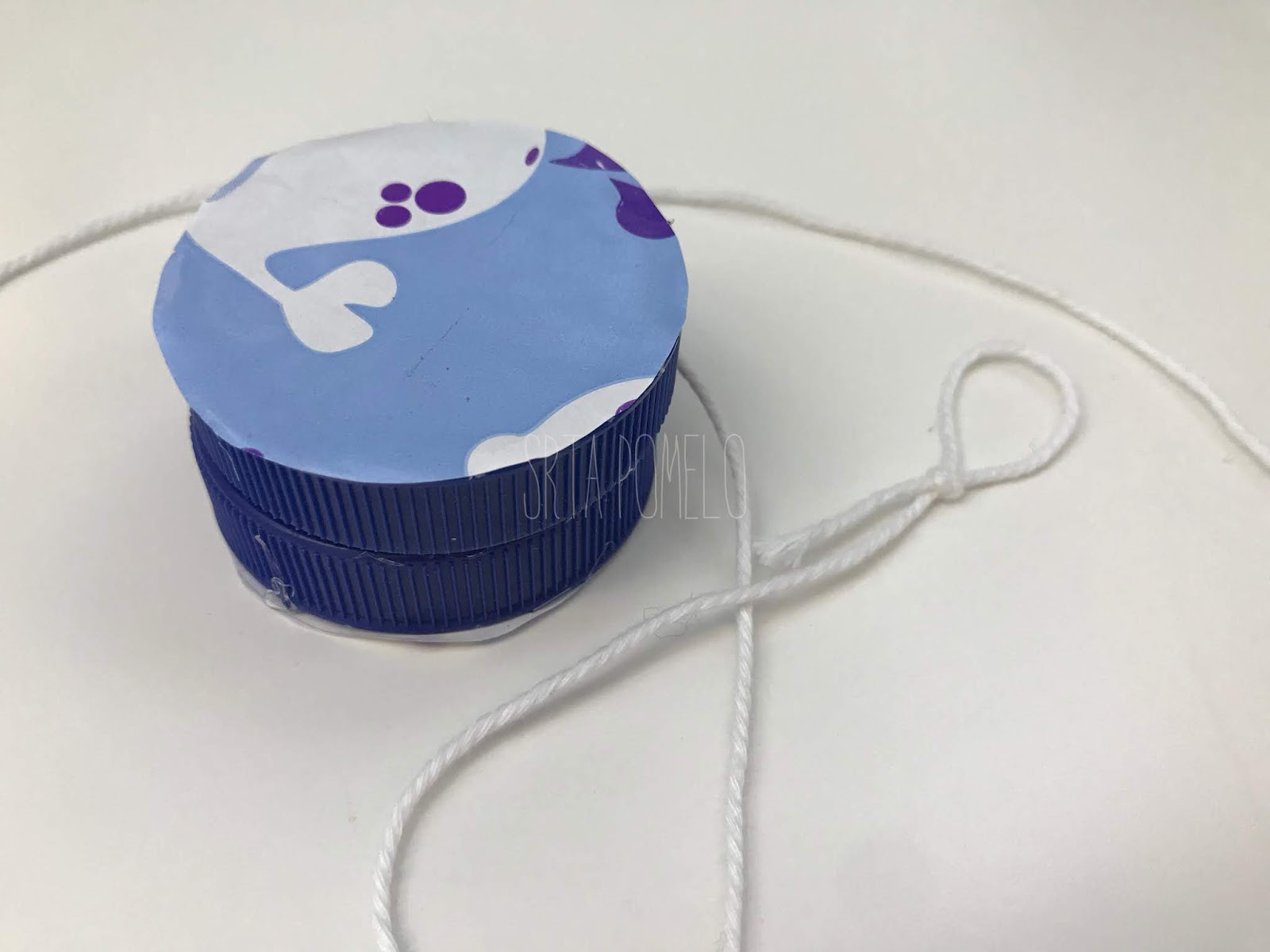 como hacer un yoyo con tapas de botellas