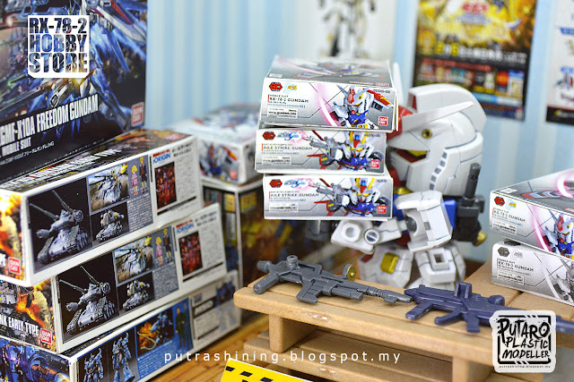 SD Gundam EX-Standard RX-78-2 custom "RX-78-2 Hobby Store" by Putra Shining