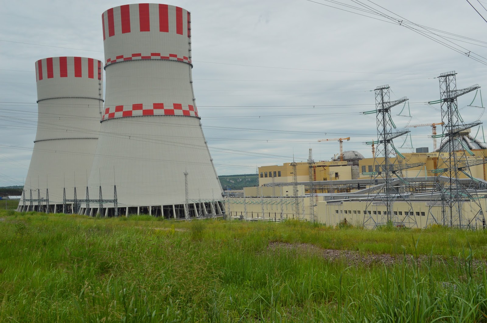 преимущества атомных электростанций. ленинградская атомная электростанция. градирня в атомной аэс. смоленская аэс рбмк 1000. самая большая аэс в россии.