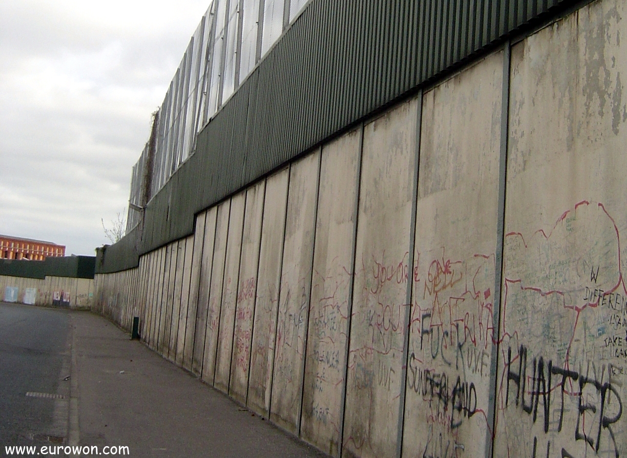 Muro entre los barrios protestante y católico de Belfast
