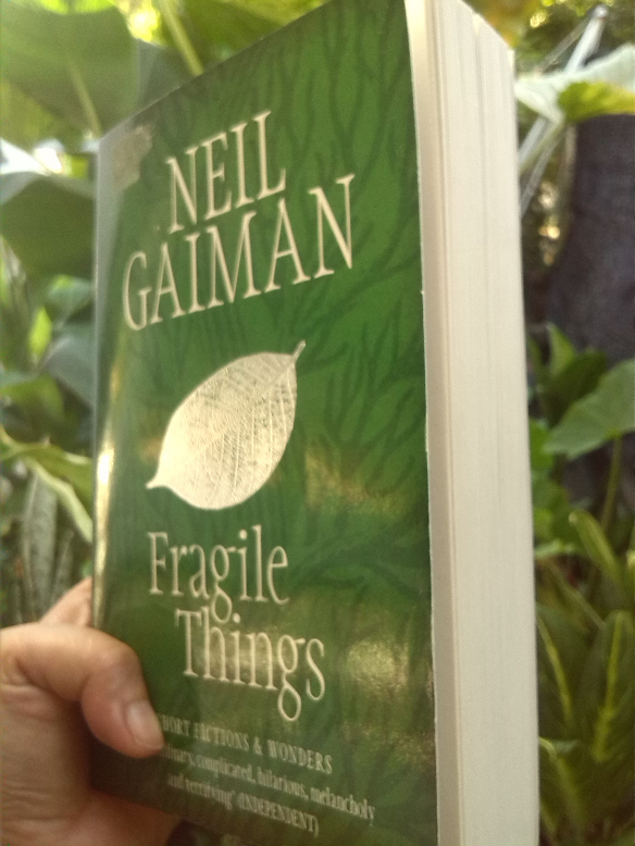 Menjual novel, buku, komik baru dan terpakai: Fragile things by Neil