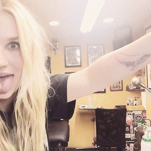 Ke$ha Gets A Tattoo From Tattooer Seanfromtexas!
