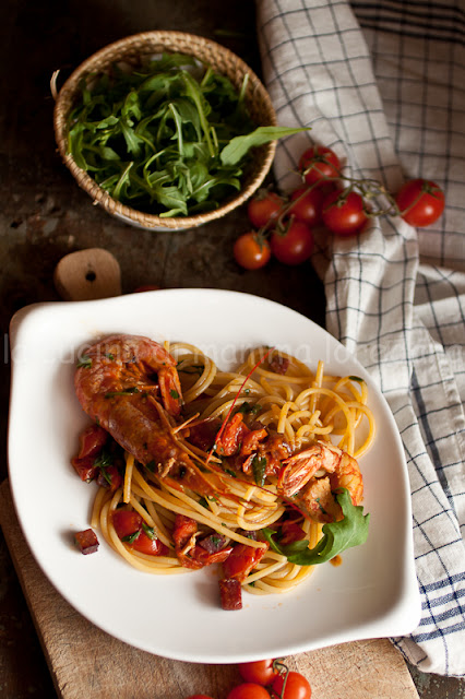 spaghetti con gamberi, bresaola e rucola, al pomodoro e pennette rigate con sugo al pomodoro , feta , origano e mentuccia fresca per l'mtcn°48