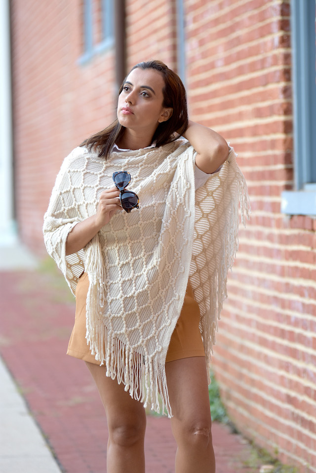 Wearing: Poncho: Choies Two Pieces Outfit: SheIn Boots/Botines: JustFab