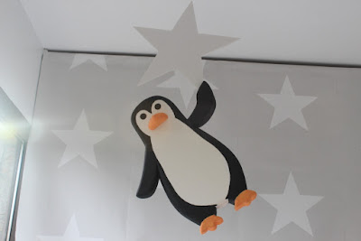 pingüino en porexpán para decorar escaparate de Navidad