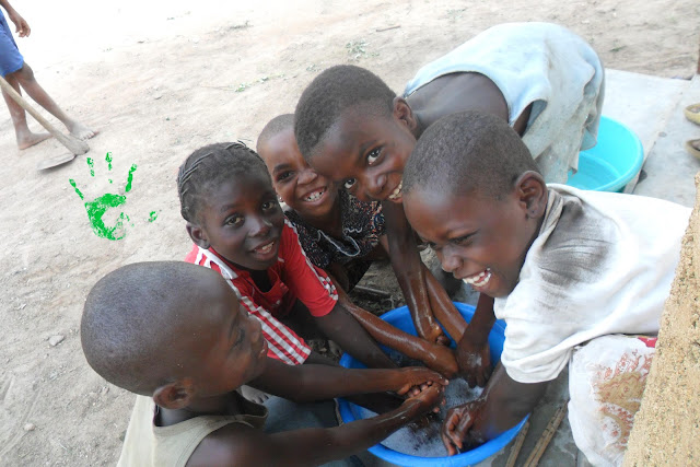 I bambini della Missione in Togo si lavano le mani prima di iniziare a fare i rosari