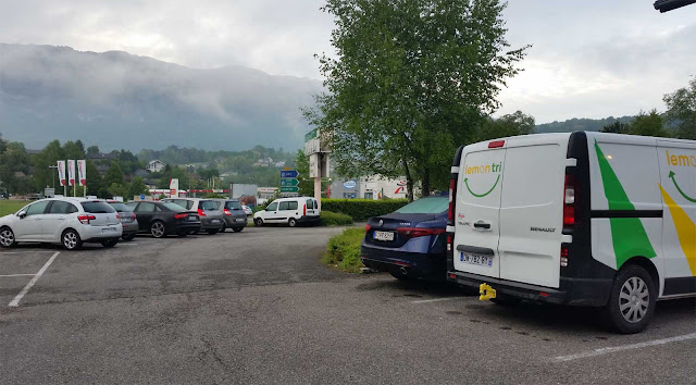 Parkplatz des Hotels mit Nebel im Hintergrund auf Berge