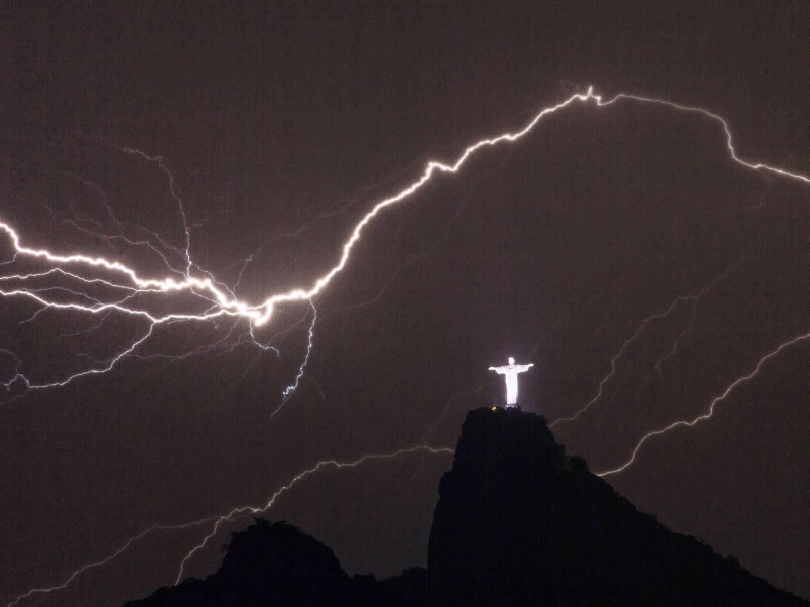 Pics of Lightning Striking Rio De Janeiro Jesus Statue Cars 2015 Pics Hub