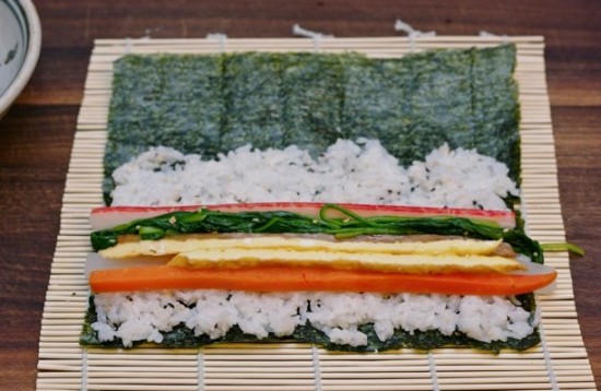 Làm sushi Nhật Bản với mành tre
