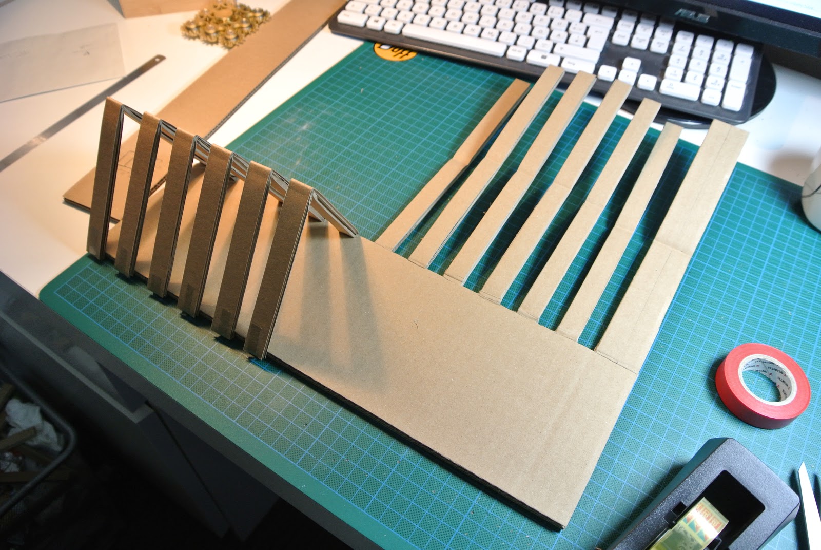 APFRO´s GUNPLA How to made easy Runners stand from Cardboard by Apfro