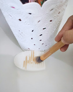 How I Clean My Makeup Brushes | Only 5 Simple Steps!