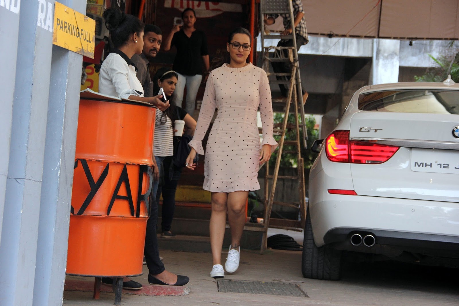 Sonakshi Sinha Looked Super Hot as She was Spotted A The Junkyard Cafe in, Bandra, Mumbai