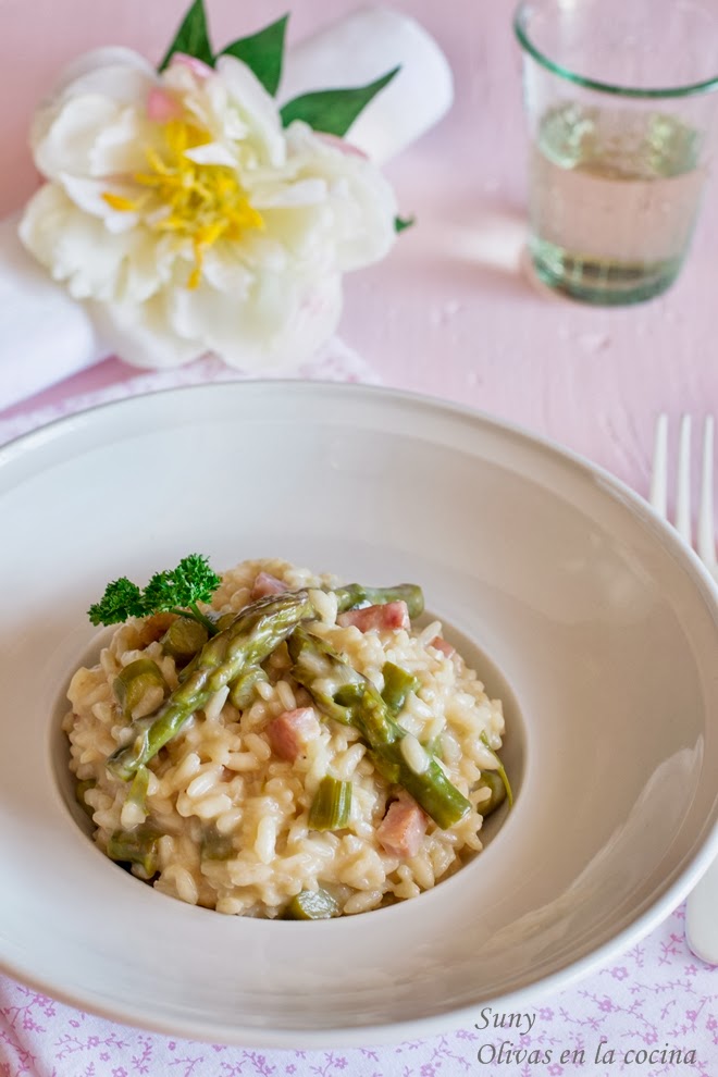 Risotto con espárragos, bacon y queso crema Olivas en la cocina