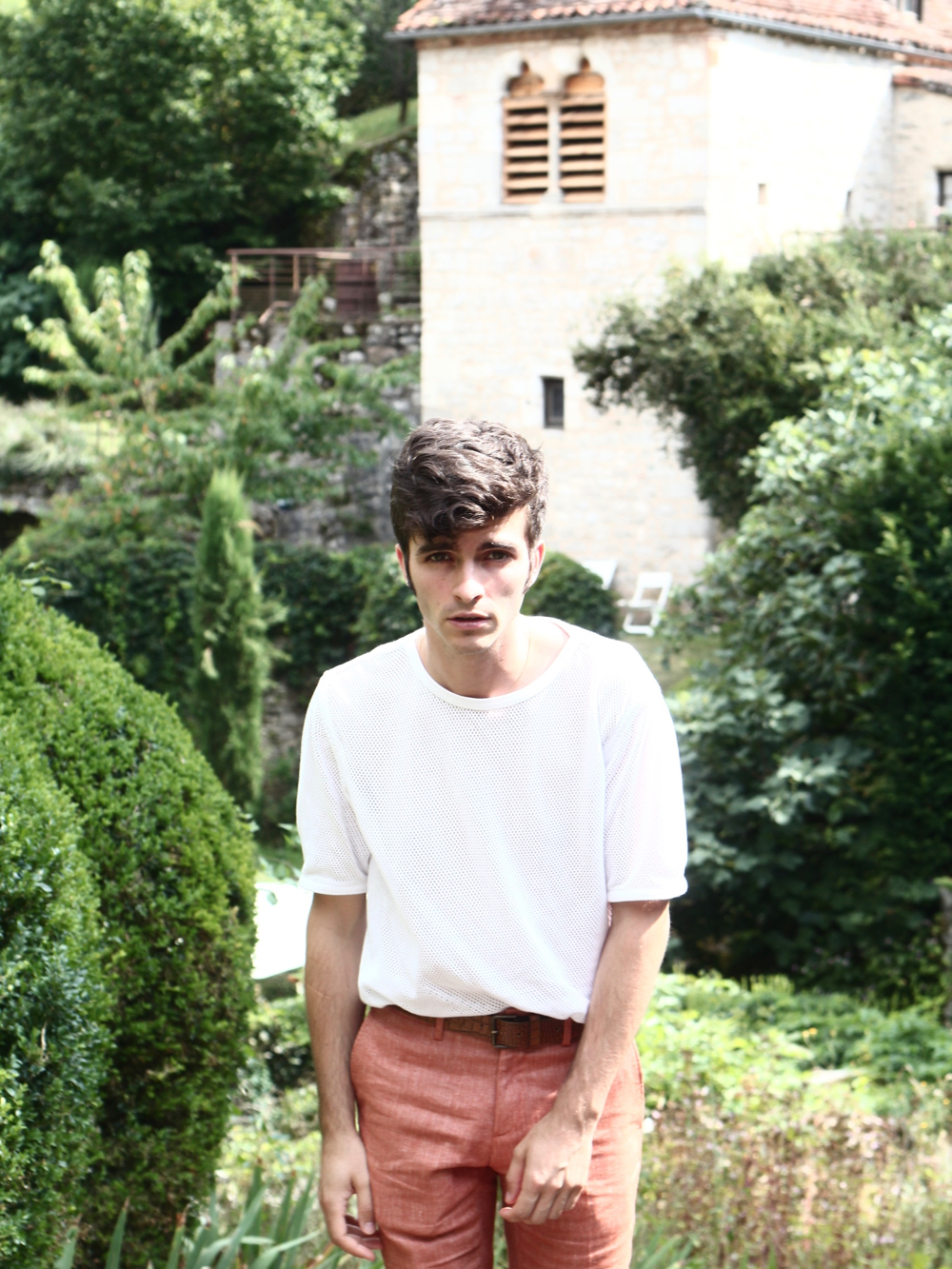 blog-mode-homme-masculine-look-tenue-style-preppy-pantalon-en-lon-tshirt-transparent-sexy-sandales-en-cuir-spartiate