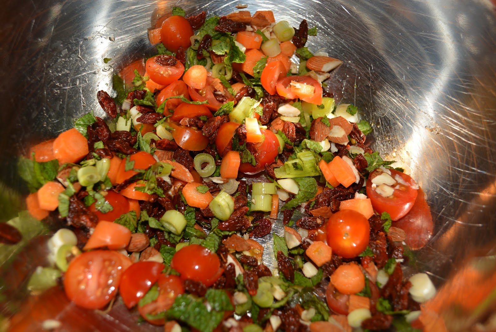 Der Powersalat: Quinoa Dinkel Salat mit Mandeln und Minze (vegan)