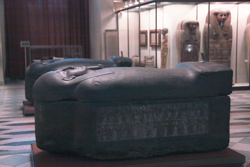 эрмитаж египетский зал саркофаг. саркофаги в эрмитаже египетские. саркофаги в эрмитаже. египетский зал в эрмитаже мумия жреца. эрмитаж египетский зал.