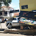 Carro descontrolado invade trailer no centro de Jacarezinho