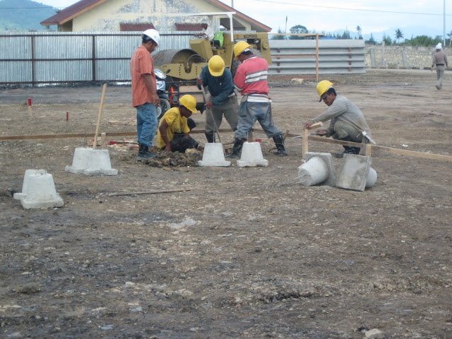 proses marking/patok titik-titik pondasi umpak beton precast