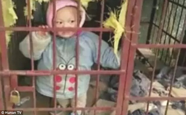 Gak Punya Hati! Demi Main Game Sepuasnya, Ibu Ini Tega Kurung Buah Hati Layaknya Anjing Gak Punya Hati! Demi Main Game Sepuasnya, Ibu Ini Tega Kurung Buah Hati Layaknya Anjing