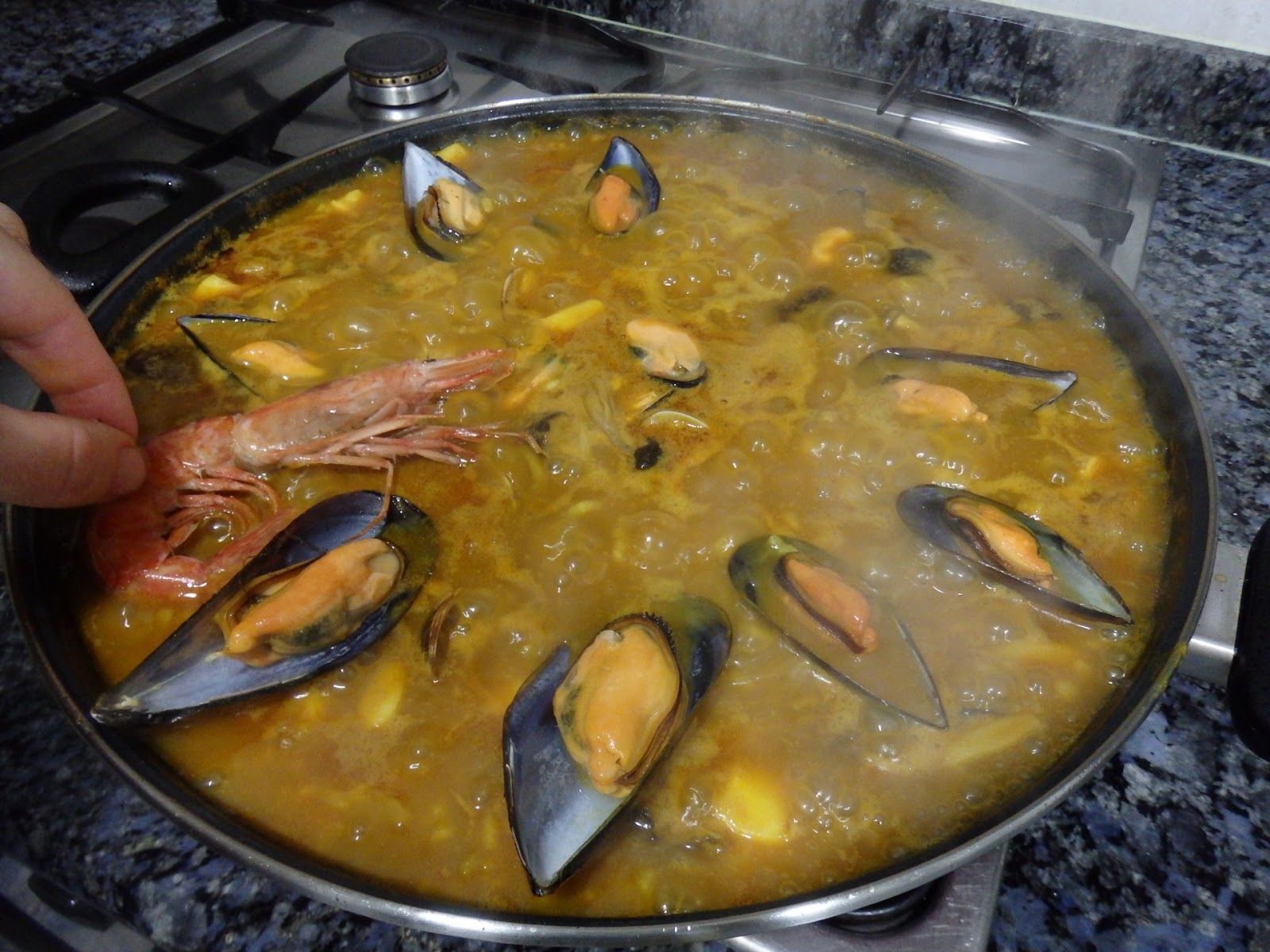 OSUKAA IS COOKING PAELLA DE MARISCO Y BOLETUS (con Caldo para