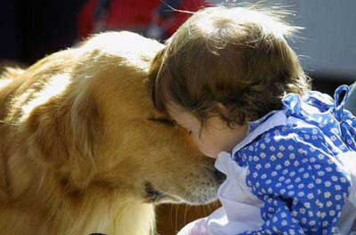 Download freely Kids with pets kissing pictures