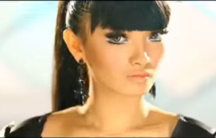 Kumpulan Lirik Lagu dan Chord Gitar: Zaskia Gotik - Satu Jam Saja