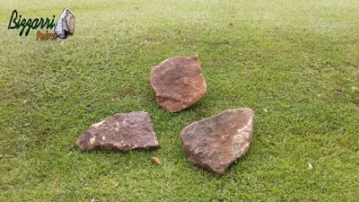 Pedras ornamentais tipo pedra moledo, sendo chapa de pedra bege escuro com tamanho de 40 x 40 cm e espessura de 10 a 15 cm.