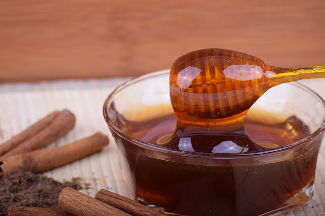 فوائد عسل النحل للبشرة الدهنية وحب الشباب