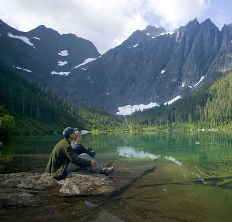 парень в поле. People are beginning to. преодоление трудностей. друзья в горах. People are beginning to.