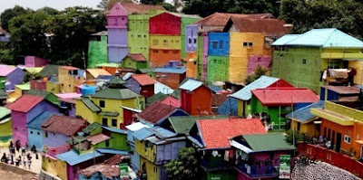 Kampung Warna Warni Jodipan Malang Lokasi Kampung Warna Warni Jodipan berada di bantaran sungai Brantas Kampung Warna Warni Jodipan Malang