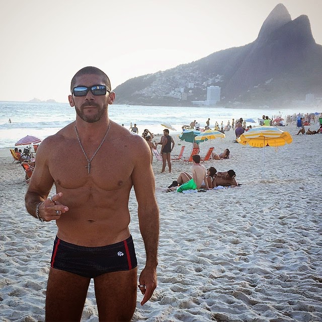 Após se recuperar de cirurgia no joelho, Pedro Filho vai à praia no Rio Foto: Arquivo pessoal