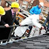 Annemieke Traag legt eerste zonnepaneel Energiesprong Montferland