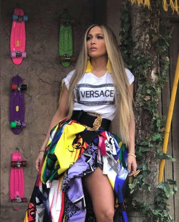 regalo Rechazar cortador Últimas Tendencias: Jennifer Lopez viste los diseños de Versace 2018