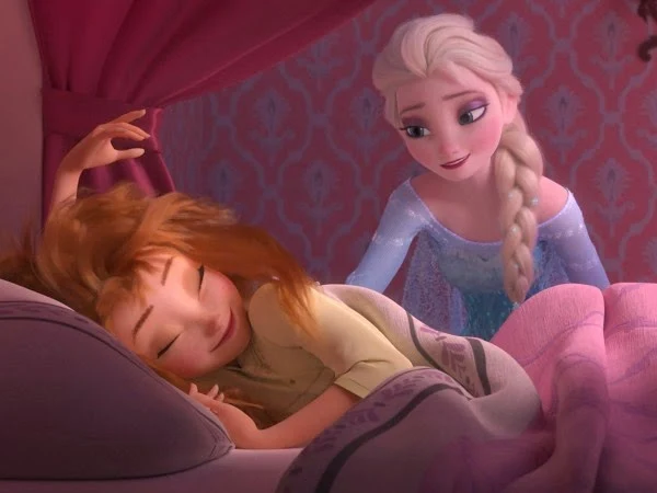 Los personajes Elsa y Anna en una imagen del cortometaje Frozen Fever de Disney.