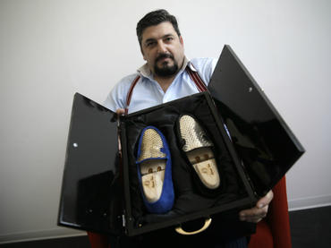 Italiano vende zapatos de oro de 24 quilates