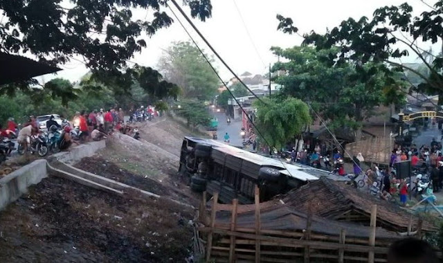 Di Jalanan Semarang - Purwodadi Bus Ini Banting Stir Terjun ke Jurang, Semua Penumpang Ucap 'Allahu Akbar'