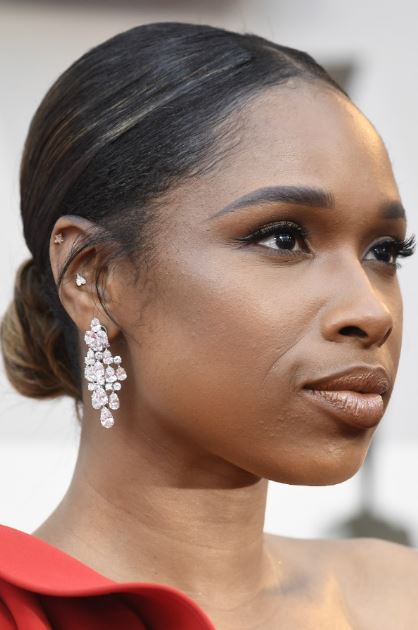 Jennifer Hudson indossa un paio di orecchini chandelier vintage del 1972 in platino con diamanti taglio brillante e taglio goccia per un totale di 29,59 carati, di Harry Winston.