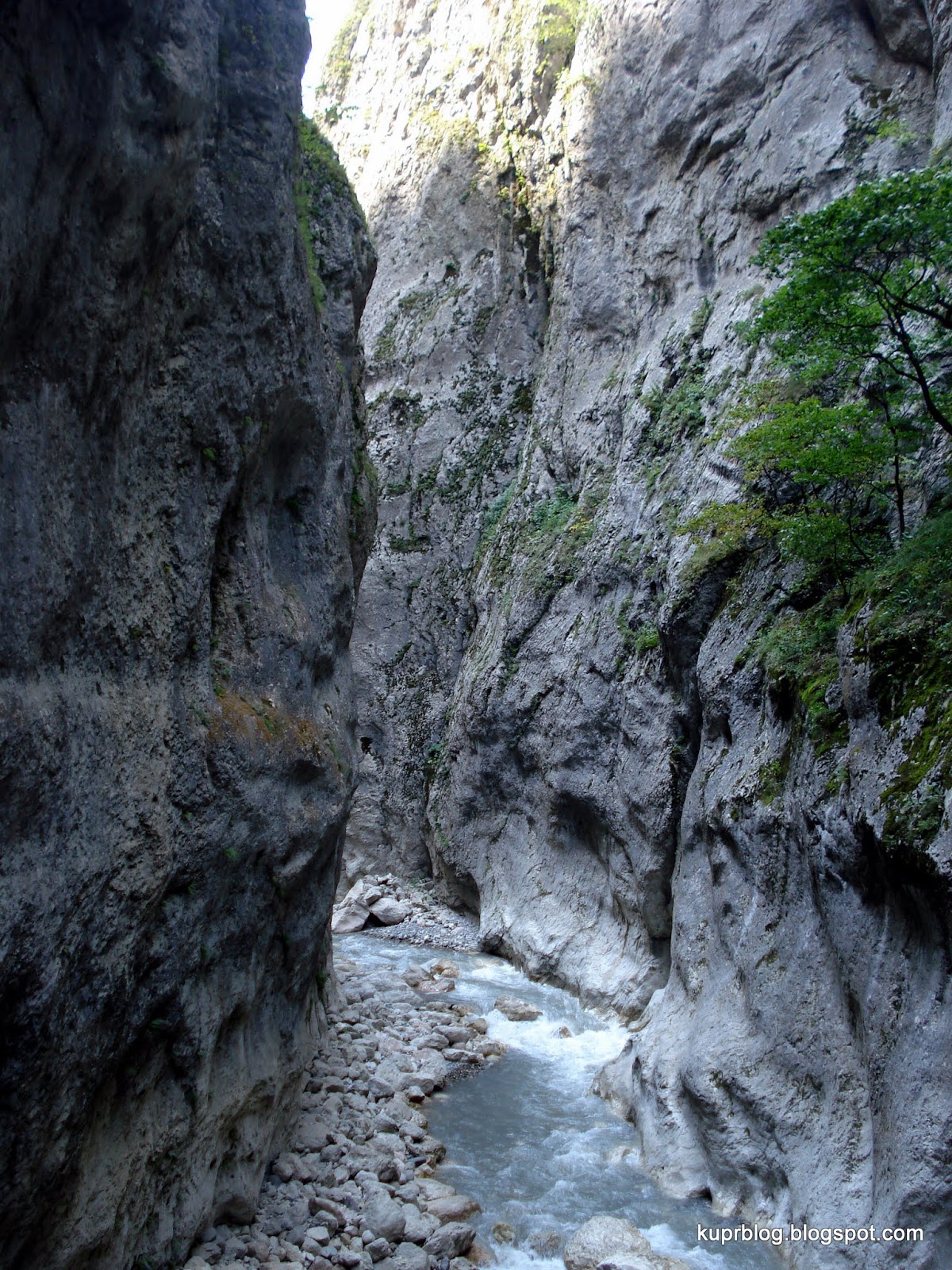 в том небольшом ущелье. в том небольшом ущелье. в том небольшом ущелье. каньон реки лакруш. черекское ущелье верхняя балкария.