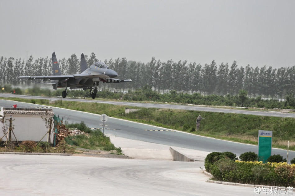 PLAAF+SU27UBK+aircraft+landing+on+the+highway+3.jpg