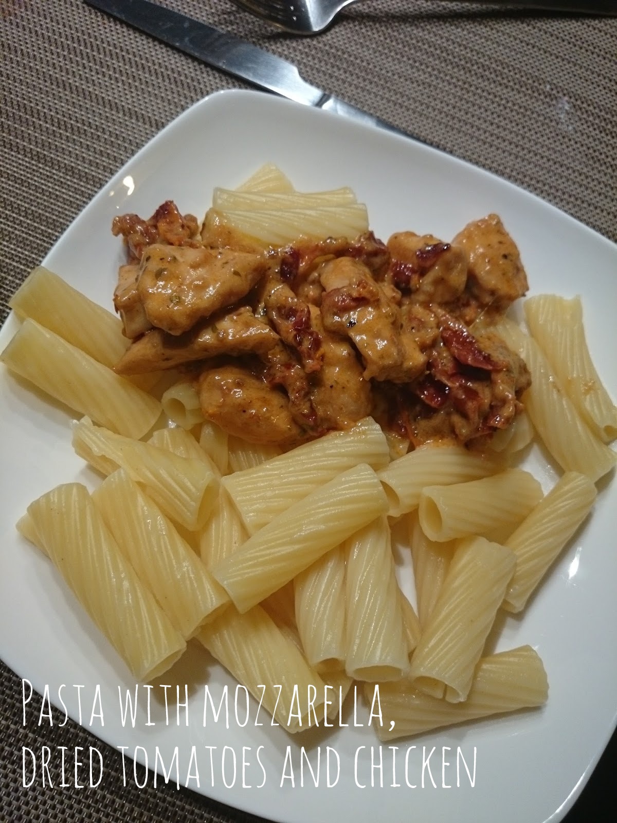 Pasta with mozzarella, dried tomatoes and chicken