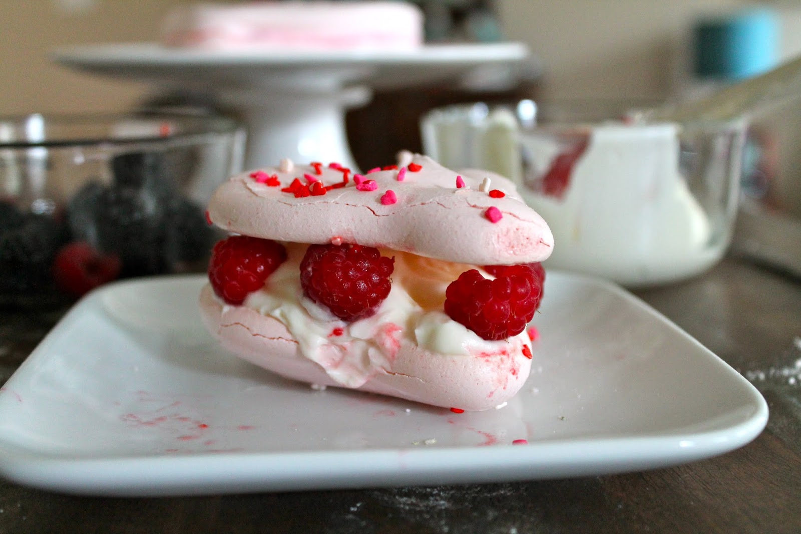 Merengues de frambuesa rellenos de crema chantilly