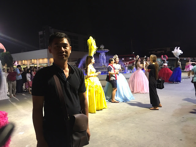 Sau khi biểu diễn ở sân khấu trong nhà, người chuyển giới ra phía trước sân để khách chụp ảnh chung