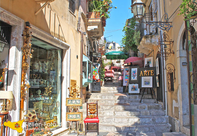 Kunstvolle Gasse in Taormina